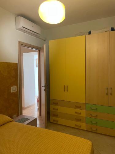 een slaapkamer met een bed en een gele kast bij Villa Silvia in Fontana Liri Inferiore