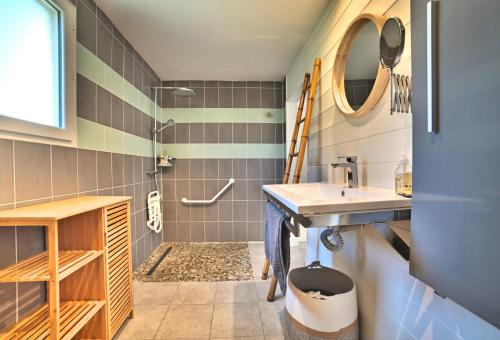 une salle de bain avec un lavabo et une douche dans l'établissement Hirondelles et Abeille, à La Tremblade