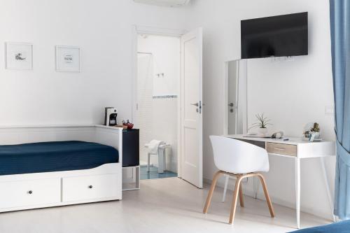 een slaapkamer met een bed, een bureau en een stoel bij B&B Sapore di Mare in Gaeta