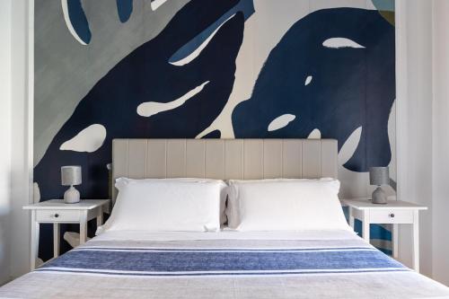 een slaapkamer met een bed met een schilderij aan de muur bij B&B Sapore di Mare in Gaeta