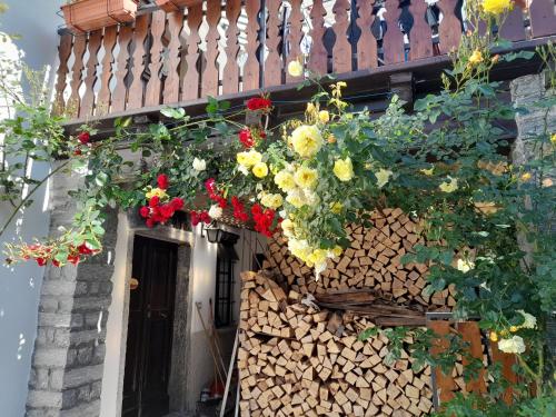 a building with a bunch of flowers on a balcony at Casa delle rose in Craveggia