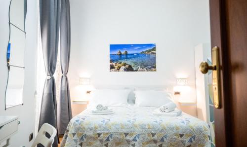 Un dormitorio con una cama y un cuadro en la pared. en B&B Lo Scrigno, en Vietri