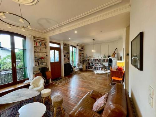 Grande maison de 170m2, piscine, grand jardin fleuri- 5ch - très calme, proche de Paris (metro ligne 7)