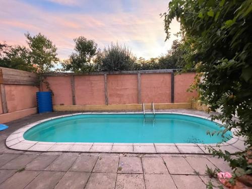 une petite piscine dans une cour avec une clôture dans l'établissement Grande maison de 170m2, piscine, grand jardin fleuri- 5ch - très calme, proche de Paris (metro ligne 7), à Vitry-sur-Seine