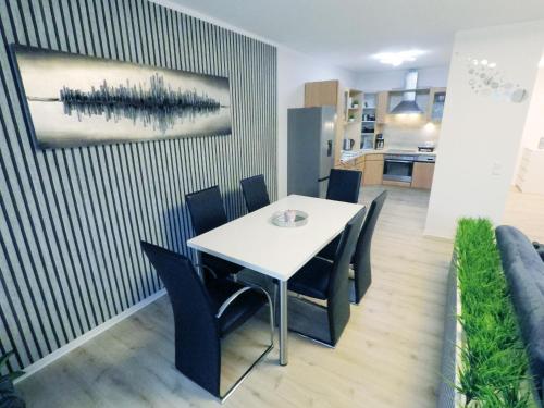 Η κουζίνα ή μικρή κουζίνα στο 3-Zimmer FeWo 84qm mit separatem Eingang
