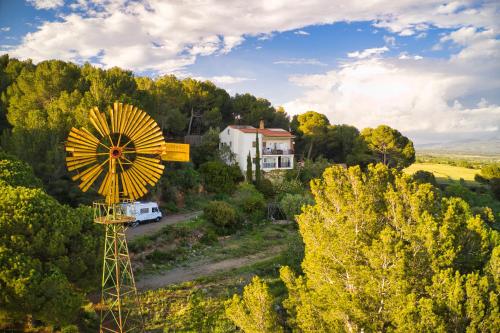 uma vista superior de um moinho de vento e de uma casa em La Muntanera - Eco-friendly apartment em Figuerola