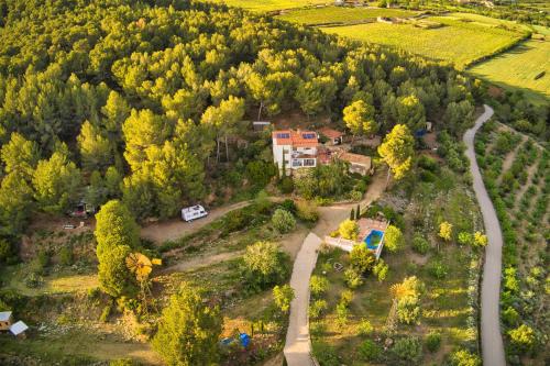 uma vista aérea de uma casa numa colina com uma estrada em La Muntanera - Eco-friendly apartment em Figuerola
