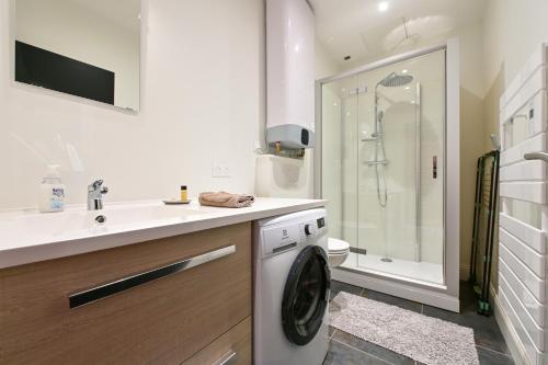 La salle de bains est pourvue d'un lave-linge et d'une douche. dans l'établissement L'urbain, à Arras