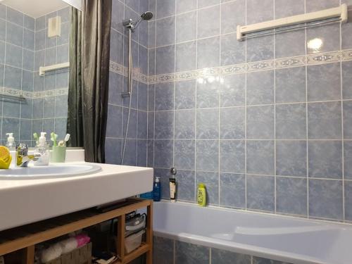 une salle de bain avec un lavabo, des toilettes et une baignoire dans l'établissement Confortable 2P 50m2 dans Beau Parc,Piscine,Tennis, à Cannes
