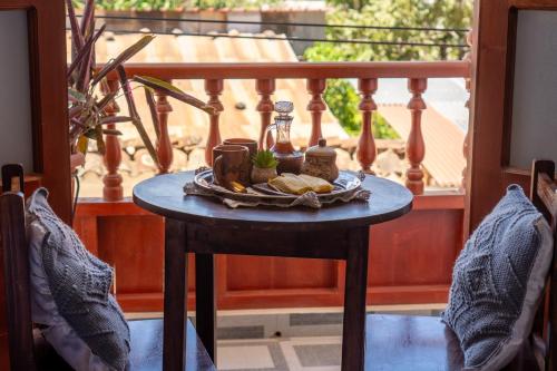 un tavolo con un piatto di cibo su un balcone di ValMas H a Chachapoyas