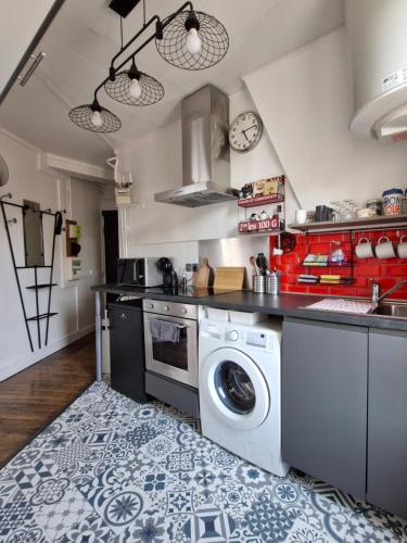 une cuisine avec une machine à laver et un lave-linge dans l'établissement A 18 min de Notre Dame au cœur de Paris en RER C, à Ivry-sur-Seine