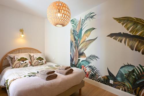 una camera da letto con un letto con asciugamani sopra di Le nature ad Arras