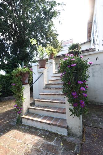 a set of stairs with flowers on the side of a building at Casa Tua in Formigine