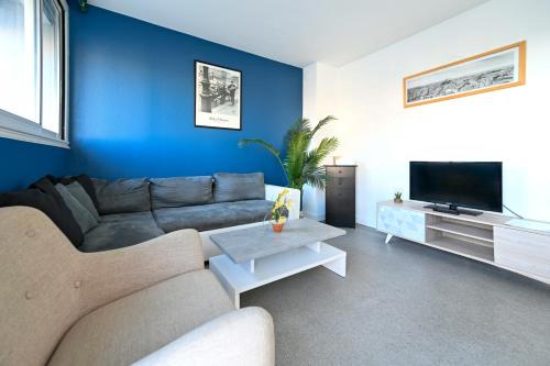 un salon avec un canapé et une télévision dans l'établissement La Belle Etape * Puy du Fou * Proche Commerces, à Cholet