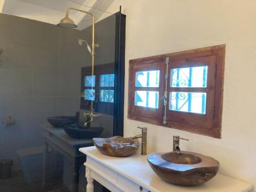 a bathroom with two sinks and a window at Villa Torre, Valencia Spanje in Macastre