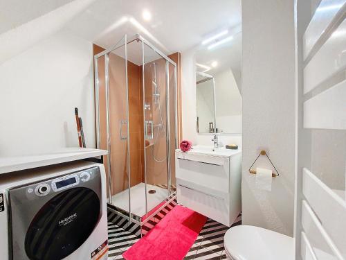 une salle de bain avec toilettes et lavabo dans l'établissement T2 Cosy - Hypercentre - NEW SOFA BED - Cathédrale - Carré d'OR, à Strasbourg