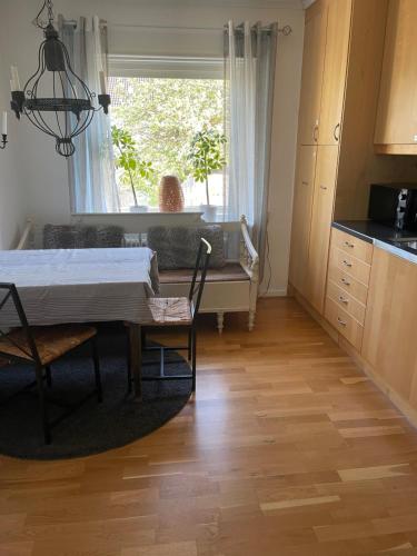 a living room with a table and a kitchen at Mysig lägenhet, nära det mesta! in Uddevalla