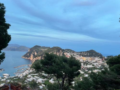 Blick auf die Amalfiküste von einem Hügel in der Unterkunft La Casa nel Bosco in Capri