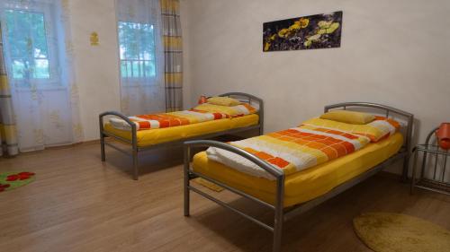 Tempat tidur dalam kamar di (W)einHaus am See