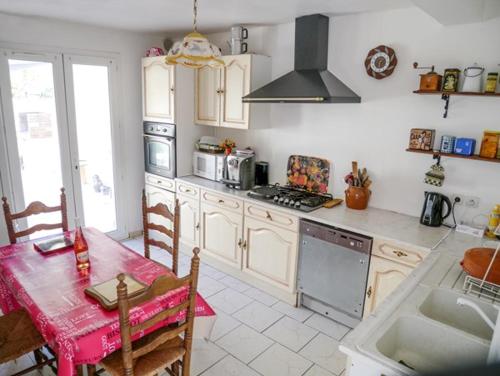 une cuisine avec une table et une cuisinière four supérieur dans l'établissement Le Nid de Gilles, à Collioure