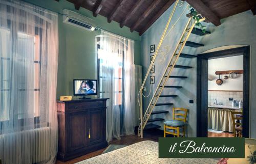 a living room with a staircase in a room at Il Borghetto Vacanze nei Mulini in Valeggio sul Mincio