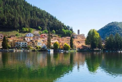 a small town on the shore of a lake at La chiave del Tempo in Casteldilago