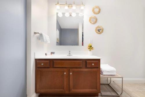 Ένα μπάνιο στο 2BR loft condo in downtown Johnson City