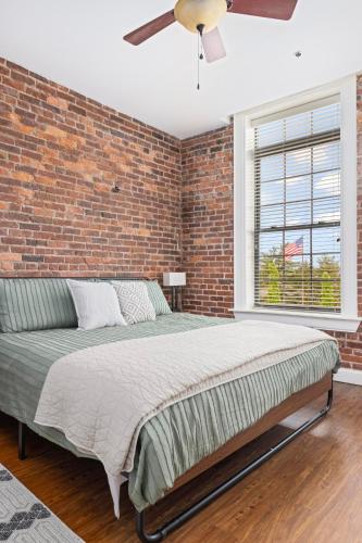 Ένα ή περισσότερα κρεβάτια σε δωμάτιο στο 2BR loft condo in downtown Johnson City