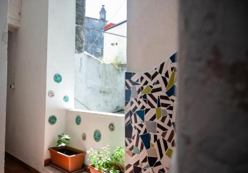 a room with a window with a geometric patterned wall at B&B Lo Scrigno in Vietri sul Mare