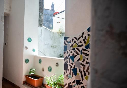 Una habitación con una ventana con una pared con un patrón geométrico. en B&B Lo Scrigno, en Vietri