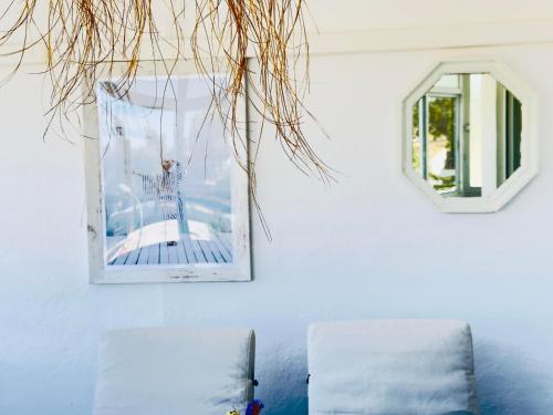 una foto en una pared junto a un espejo en Charming & cosy beach apartment, en Torremolinos