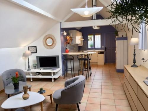 a living room and kitchen with a couch and chairs at «  La PETITE MAISON » ....Des grands espaces... in Saint-Maur-des-Fossés