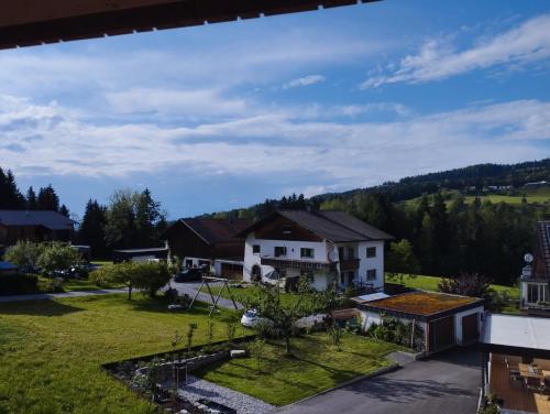 - une vue aérienne sur une maison avec une cour dans l'établissement Haus Abendrot, à Dornbirn