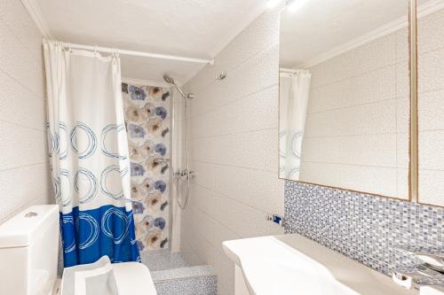 e bagno con servizi igienici, lavandino e doccia. di Villa Chara ad Ammouliani