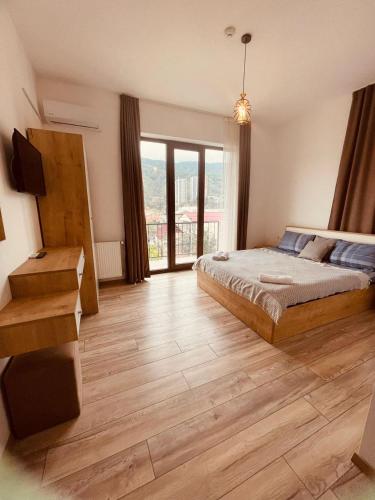 1 dormitorio con cama y ventana grande en MyFamily, en Tiflis