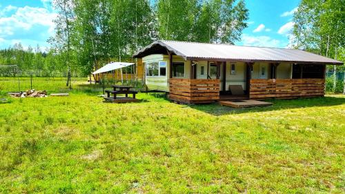 a small cabin with a picnic table in a field at 39 m2 Domek Holenderski Ateny blisko Jeziora i Augustowa 1100m2 Działki in Ateny