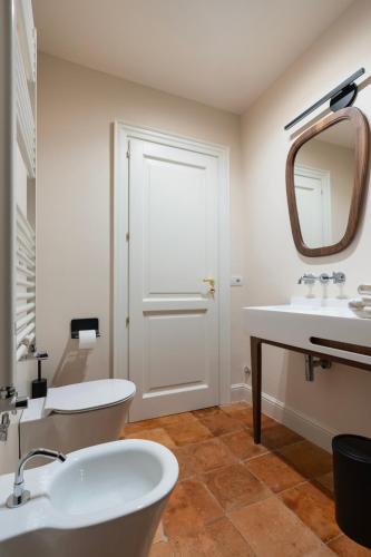a bathroom with two sinks and a mirror at Aqua Mirabilis Relais de Charme in Minori