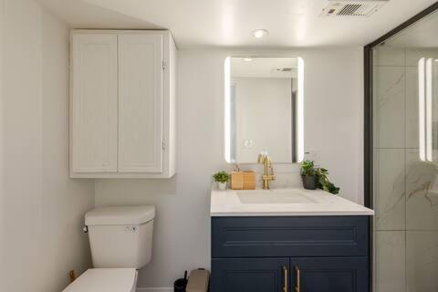 een badkamer met een toilet, een wastafel en een spiegel bij Long Stay Luxury New Spacious Apartment - Sleeps 6 in Kitchener