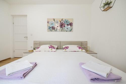 Gambar di galeri bagi Apartment Ante with Jacuzzi & Seaview di Rovanjska