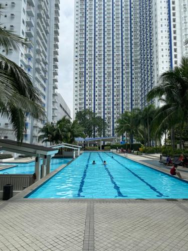 una gran piscina con edificios altos en el fondo en #68 The Grass Residence T1B-18th, en Manila