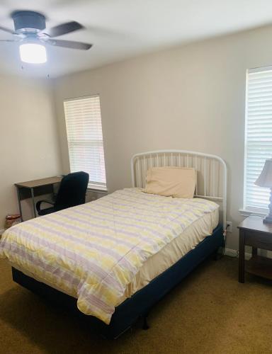 um quarto com uma cama e uma ventoinha de tecto em Private Cozy Lock Room 1 em Cypress