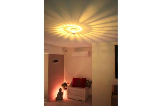 a light on the ceiling of a living room at PICCOLO PARADISO Suite LUNA in Scafa