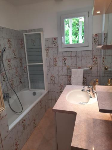 Phòng tắm tại Maison de campagne mas Célestin