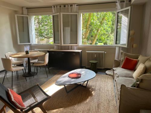 a living room with a couch and a table at L appart de Cathy in Cahors