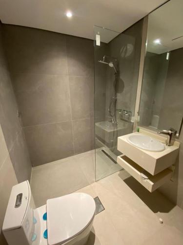 a bathroom with a toilet and a sink at رواق الضيافة للشقق المخدومة in Jazan