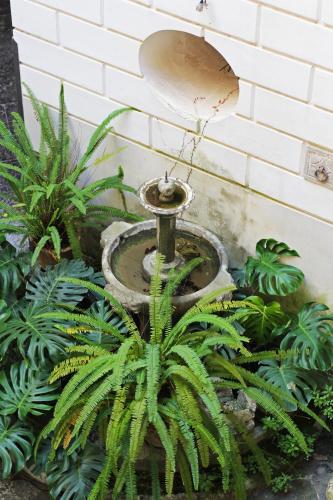 a bird bath in a garden with plants at Aqua Mirabilis Relais de Charme in Minori
