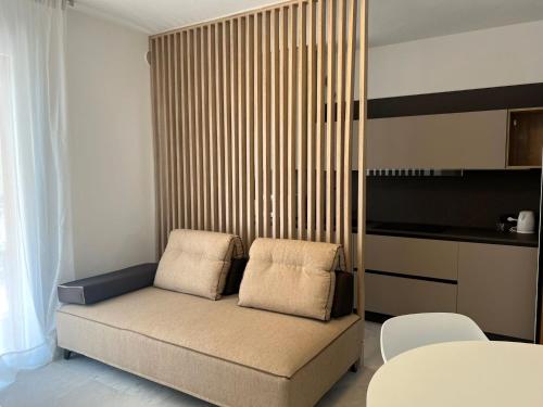 uma sala de estar com um sofá e uma mesa em NUOVO Bilocale Design Piazza Aurora - Adria Holiday Immobiliare Jesolo - Family Apartments em Lido di Jesolo