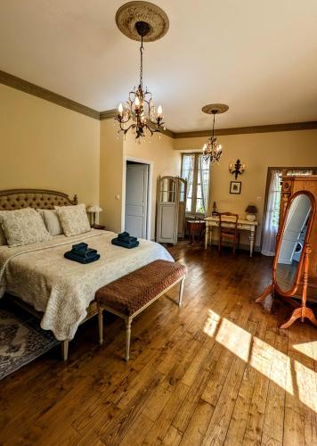 - une chambre avec un lit, du parquet et un lustre dans l'établissement Centrally Located Sarlat Apartment with Medieval Town Views, à Sarlat-la-Canéda