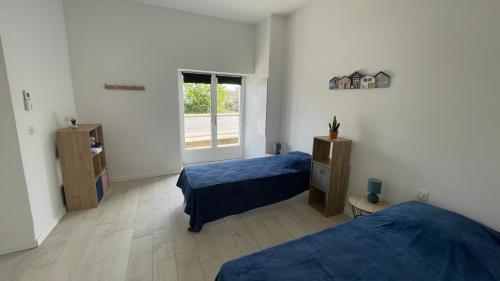 une chambre avec deux lits et une fenêtre dans l'établissement Quartier San Damianu - Sartène, à Sartène