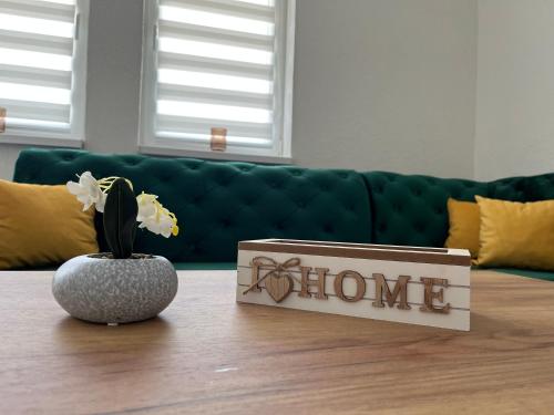 a table with a vase and a sign that says ohne at Apartment Rakovica Luxury in Ilidza